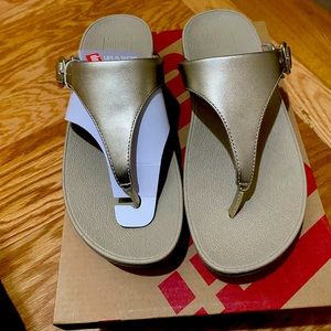 FitFlop thong sandal, “The Skinny”, Pale Gold, US size 5